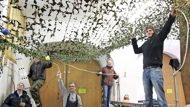 Die Mitglieder des Stammtisches "Kübelspritze" genießen nicht nur die Geselligkeit, auch wenn es etwas zum Anpacken gibt, sind sie jedes Mal mit dabei, wie hier bei den Vorbereitungen der Plattenparty. Foto: Heike Beudert