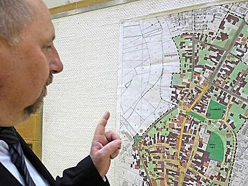 Bürgermeister Andreas Galster nennt Details der Altstadtsanierung in Baiersdorf. Foto: Pauline Lindner