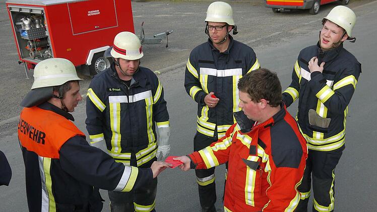 Die Dietersdorfer Feuerwehr bereitet sich auf die Leistungsprüfung vor. Von links: Carsten Höllein, Gerold Griebel, Christopf Ettel, André Knobloch und Kartenausgeber Manuel Brasch (rote Jacke). Foto: Berthold Köhler