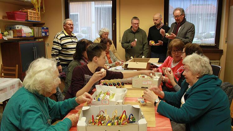 In der neuen Werkstatt des Osterhasen wird fleißig gearbeitet. Fotos: Carmen Schwind