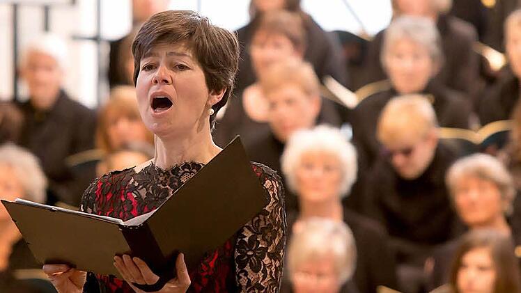 Der Coburger Bachchor und die Sopranistin Nele Gramß in der renovierten Morizkirche. Fotos: Albert Höchstädter