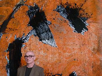 Künstler Michael Huth vor einem seiner monumentalen Werke im Kunstraum Kesselhaus Foto: M. Krüger-Hundrup