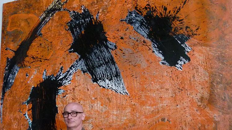 Künstler Michael Huth vor einem seiner monumentalen Werke im Kunstraum Kesselhaus Foto: M. Krüger-Hundrup