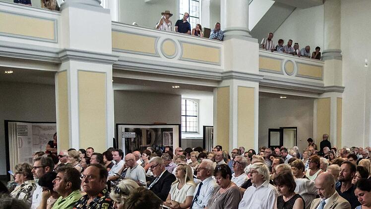 Robert Schumanns "Der Rose Pilgerfahrt" erklang vor zahlreichen Zuhörern beim Abschlusskonzert des Chorfestes Coburg in der Morizkirche. Foto: Jochen Berger