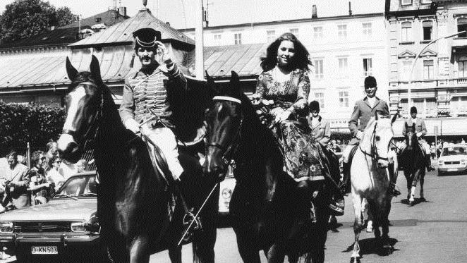 Peter Schmid als Fürst Rakoczy und Claudia Breudel als eher legere gewandete Quellenkönigin ritten hoch zu Ross im Festzug durch die Stadt.