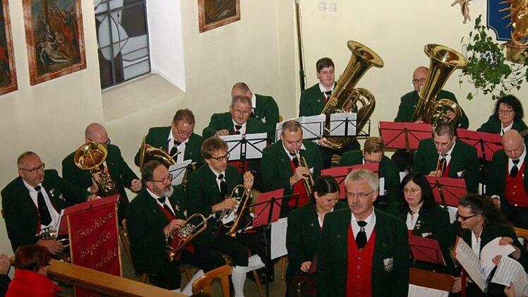 Gut besucht war  das Adventskonzert der Trachtenkapelle in der Kirche "St. Matthias" in Theinfeld. Foto: Winfried Rentsch