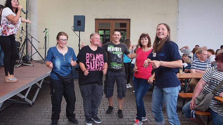 Die dreiköpfige Band "Voices4u" mit ihrer Sängerin Silke (links) animierte mit ihren stimmungsvollen Songs die Besucher zum Tanzen.Alfred Thieret
