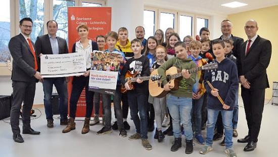 Die Unterstützung der Sparkasse macht es möglich, Instrumente für die Bandklasse anzuschaffen.