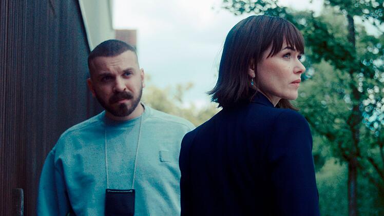 Hamza Kulina (Edin Hasanovic) und Maryam Azadi (Melika Foroutan) untersuchen im "Tatort: Fackel" eine f&uuml;nf Jahre zur&uuml;ckliegende Brandkatastrophe in einem Frankfurter Sozialbau.