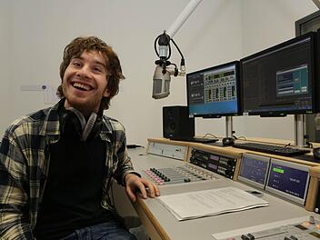 Student Konstantin Bilotzertsev leitet das Tutorial für Hörfunk im neuen Studio.  Fotos: Barbara Herbst