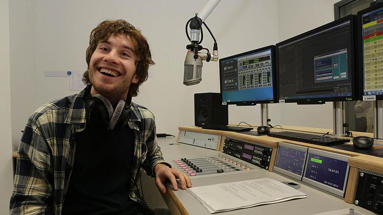 Student Konstantin Bilotzertsev leitet das Tutorial für Hörfunk im neuen Studio.  Fotos: Barbara Herbst