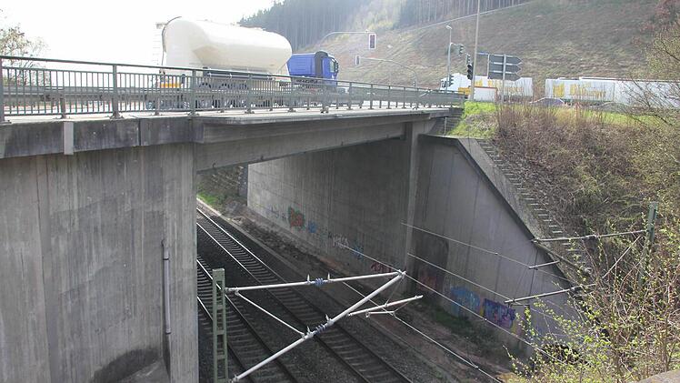 Die Bahnbrücke wird für eine Million Euro saniert.  Foto: Friedwald Schedel