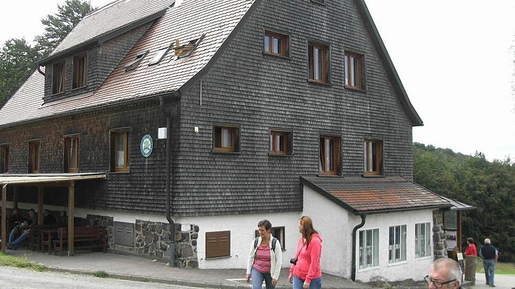 Auch vor der Hütte lässt es sich gut rasten. Foto: Joachim Rübel
