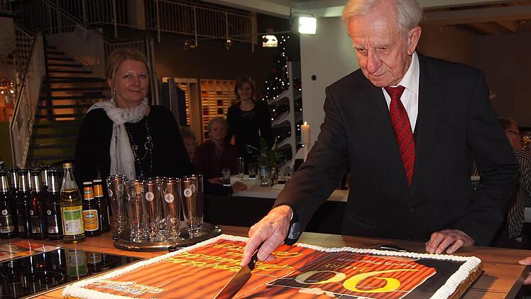 Hans Fischer schneidet seine Geburtstagstorte an, auf der sein Porträt zu sehen ist.  Foto: privat