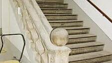Ein Schmuckstück ist die breite Treppe zum ersten Stock.