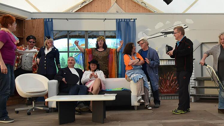 Die Theatergruppe der SG Rödental probt zweimal die Woche im Olympiazelt für die Vorstellungen zum Stück "Auch halb gewachst ist gut gebohnert". Foto: Gabi Arnold