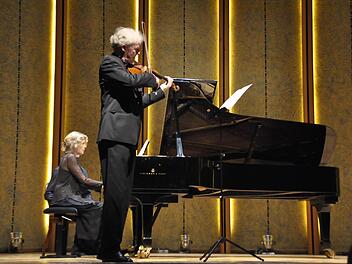 Die langjährige Konzerttätigkeit von Eva Maria May und Kolja Lessing spürte man bei ihrer Serenade. Foto: Peter Klopf
