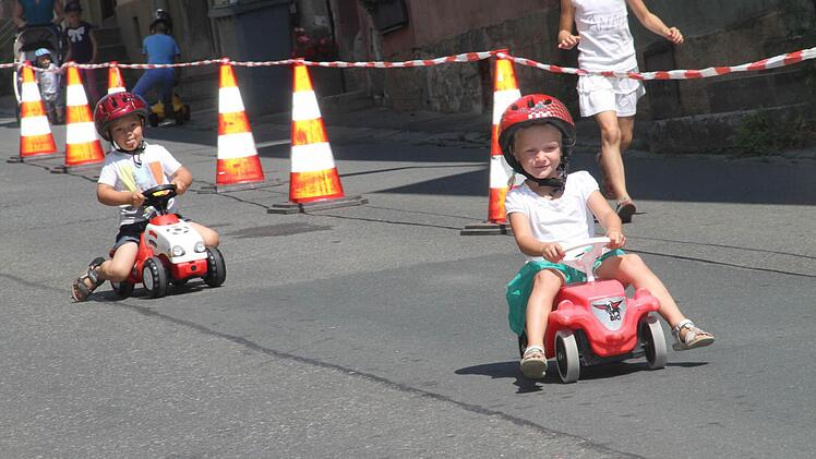 Mit dem Bobby-Car die Lichtenfelser Straße hinabzubrausen machte vielen Kindern Spaß.  Foto: Gerda Völk