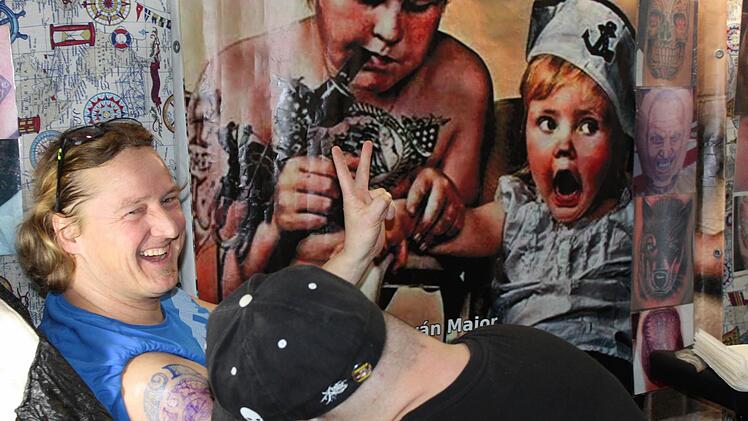 Er hat es getan, nach 20 Jahren Anlauf: Stefan Salaske aus Coburg muss sich bei seinem ersten Tattoo aber doch eingestehen: "Es zwiebelt ganz schön."