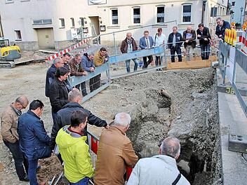 Auf der Baustelle Ludwigstraße/Dorfplatz in Poppenlauer tagte der Marktgemeinderat und genehmigte einige Mehrkosten. Die Bauarbeiten liegen voll im Zeitplan, versicherte Architekt Lohmann.  Foto: Dieter Britz