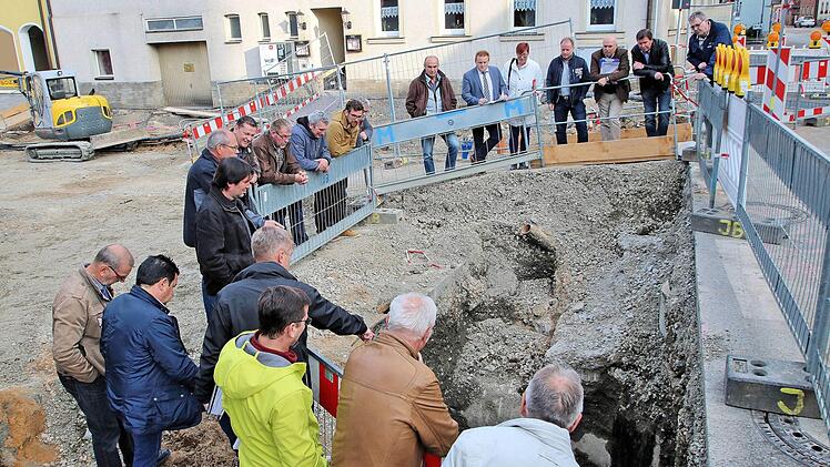 Auf der Baustelle Ludwigstraße/Dorfplatz in Poppenlauer tagte der Marktgemeinderat und genehmigte einige Mehrkosten. Die Bauarbeiten liegen voll im Zeitplan, versicherte Architekt Lohmann.  Foto: Dieter Britz