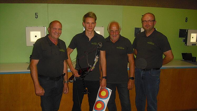 Die Verantwortlichen der Münnerstädter Schützen freuen sich, dass sie mit Adrian Bier einen erfolgreichen Nachwuchs-Bogenschützen in ihren Reihen haben (von links Rainer Henneberger, Adrian Bier, Karl-Heinz Dallner und Klaus Brückner ).  Foto: Peter Balthasar