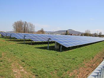 Ein Solarpark wie hier in Unterzettlitz (Kreis Lichtenfels) wird  wohl weder in Ludwigsstadt noch  im Gemeindegebiet von Mitwitz entstehen.  Der Grund: Die angedachten  Flächen sollen nicht aus dem Landschaftsschutzgebiet herausgelöst werden. Archiv/Jutta Rudel