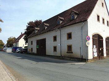 Die Scheune gegenüber dem alten Friedhof in Neunkirchen am Brand wird abgerissen. Foto: Petra Malbrich