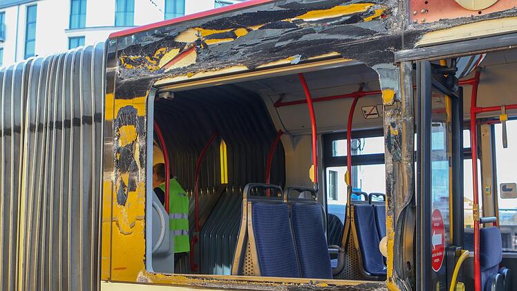 Am Nürnberger ZOB sind am Dienstag zwei Busse kollidiert. Dabei wurden zwei Menschen verletzt. Foto: NEWS5/Friedrich