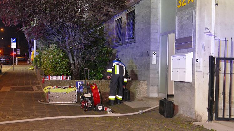 Nächtlicher Feuerwehreinsatz in Nürnberg: In einem Bürogebäude in der Praterstraße war in der Nacht auf Dienstag ein Brand ausgebrochen. Foto: NEWS5 / Oßwald