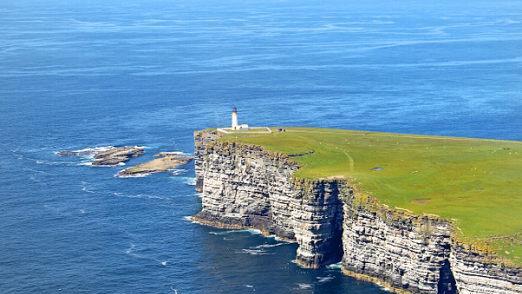 Urt&uuml;mliche Landschaft, nordisches Klima und intensives Licht machen die herbe Sch&ouml;nheit der Orkney-Inseln aus.  Foto: Ronald Bellstedt