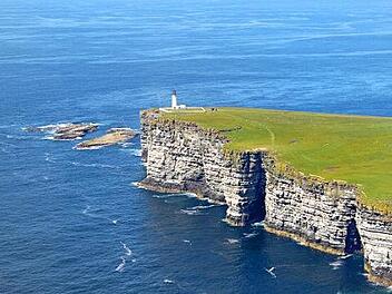 Urtümliche Landschaft, nordisches Klima und intensives Licht machen die herbe Schönheit der Orkney-Inseln aus.  Foto: Ronald Bellstedt