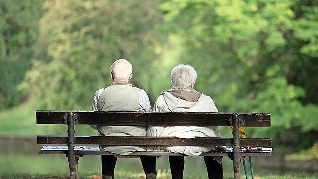 &Uuml;berschattet von Sorgen um die Rentenfinanzen wegen der Coronakrise nimmt die Bundesregierung Kurs auf das n&auml;chste gro&szlig;e Rentengesetz.  Foto: Sebastian Kahnert, dpa