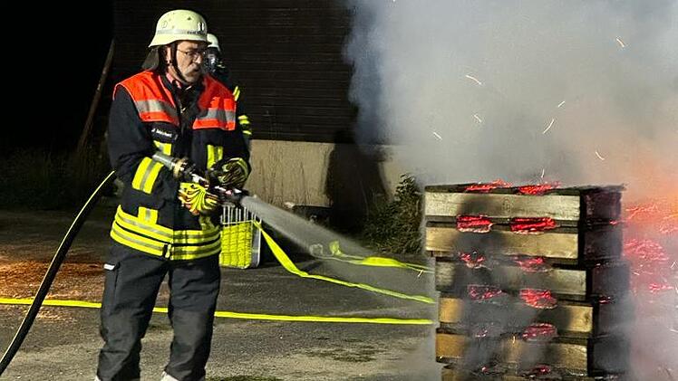 Ablöschen der Brandstelle.