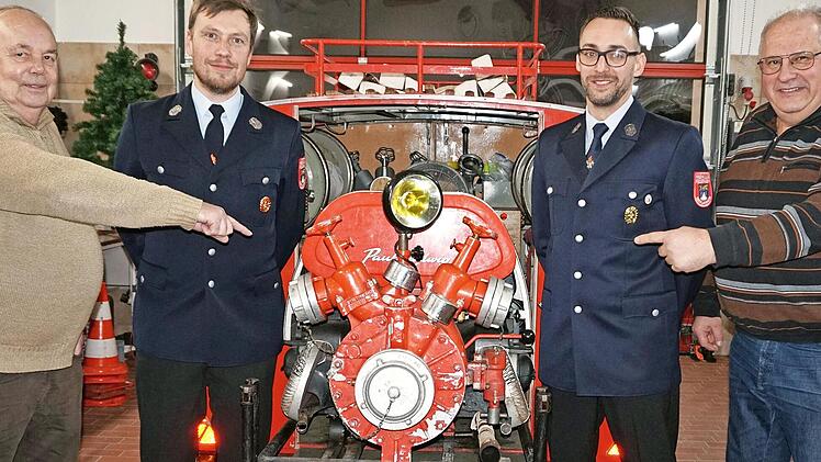 Nach 54 Jahren ist es Zeit für etwas Neues, so die Meinung von (v.l.) Feuerwehrreferent Roland Lowig, Kommandant Benedikt Zurek, stellvertretendem Kommandant Florian Hellmut und Feuerwehrreferent Otto Dinkel über den altehrwürdigen TSA-Anhänger.