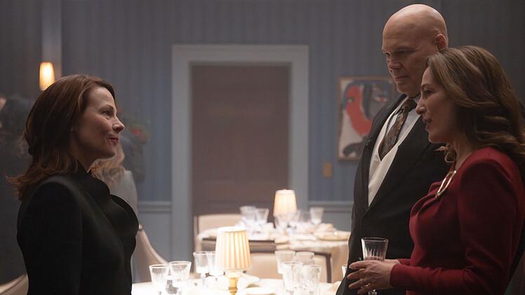 Die Gouverneurin Marge McCaffrey (Lili Taylor, links) versucht zumindest, Wilson Fisk (Vincent D'Onofrio) und Vanessa Fisk (Ayelet Zurer) die Stirn zu bieten.