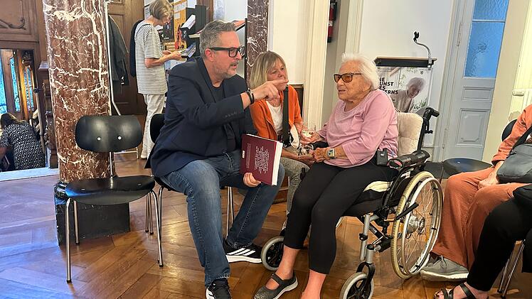 Der Fotograf Karsten Thormaehlen ist begeistert von  Friedel, die er f&uuml;r eine Ausstellung abgelichtet hat.