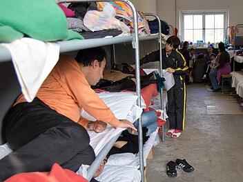 Asylsuchende in Zirndorf.   Die Unterkunft ist überlastet. Foto: Michael Gründel