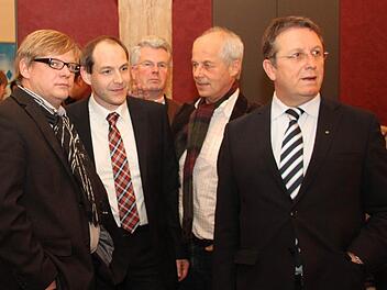 Da haben sie schon geahnt, dass es nicht reichen würde - der Kulmbacher Kandidat Jörg Kunstmann (Zweiter von links) zusammen mit (von rechts) OB Henry Schramm, Michael Pfitzner, MdL Ludwig von Lerchenfeld und Frank Wilzok. Fotos: Stephan Tiroch