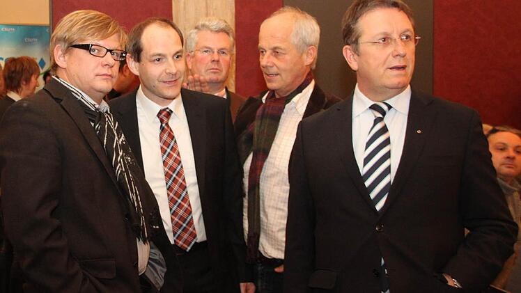 Da haben sie schon geahnt, dass es nicht reichen würde - der Kulmbacher Kandidat Jörg Kunstmann (Zweiter von links) zusammen mit (von rechts) OB Henry Schramm, Michael Pfitzner, MdL Ludwig von Lerchenfeld und Frank Wilzok. Fotos: Stephan Tiroch