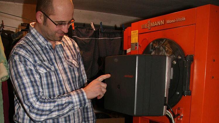 Franz Gemsjäger will seinen alten Ölkessel aus den achtziger Jahren schnellstmöglich aus dem Keller werfen.