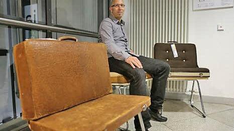 Alte Gestelle und alte Koffer werden zu neuen Sitzmöbel: Carl Baetjer betreute dieses Projekt im Fachbereich Innenarchitektur.