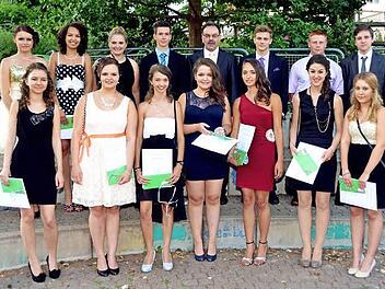 Zum Abschluss stellten sich die Besten der Anton-Kliegl-Mittelschule mit Rektor Harald Bötsch zum Gruppenbild. Auf unserem Foto v.li. in der ersten Reihe: Anna Herbert, Leonie Etzkorn, Svenja Grom, Veronika Schmidt, Leonora Bayrami, Christina Weigand (Prüfungsbeste), Olga Derksen, (hintere Reihe v.li.:) Swetlana Grigoreva, Tatjana Canty, Antonia Reinhart, Frederik Emmert, Rektor Harald Bötsch, Felix Lutz, Daniel Jermaschew und Aleksandr Pfannenstill.  Foto: Peter Rauch