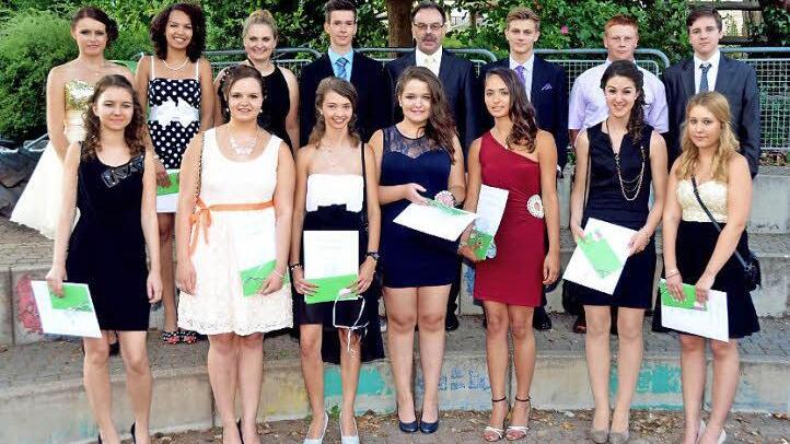 Zum Abschluss stellten sich die Besten der Anton-Kliegl-Mittelschule mit Rektor Harald Bötsch zum Gruppenbild. Auf unserem Foto v.li. in der ersten Reihe: Anna Herbert, Leonie Etzkorn, Svenja Grom, Veronika Schmidt, Leonora Bayrami, Christina Weigand (Prüfungsbeste), Olga Derksen, (hintere Reihe v.li.:) Swetlana Grigoreva, Tatjana Canty, Antonia Reinhart, Frederik Emmert, Rektor Harald Bötsch, Felix Lutz, Daniel Jermaschew und Aleksandr Pfannenstill.  Foto: Peter Rauch
