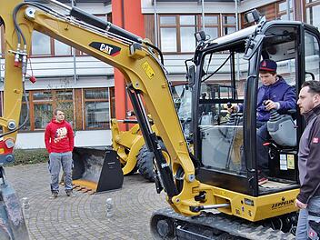 Luca Schmitt (12) will Baugeräteführer werden; hier mit Azubi Florian Zehe Foto: Sigismund von Dobschütz