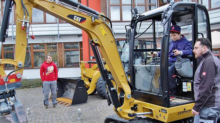 Luca Schmitt (12) will Baugeräteführer werden; hier mit Azubi Florian Zehe Foto: Sigismund von Dobschütz