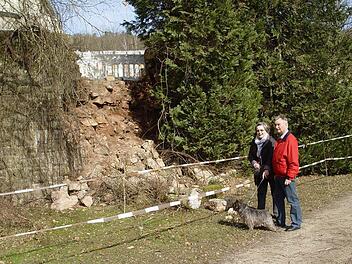 Ursula und Willi Schneider gehen entlang der eingefallenen Mauer an der Marienkirche spazieren.  Foto: Brigitta Kempe-Wolf