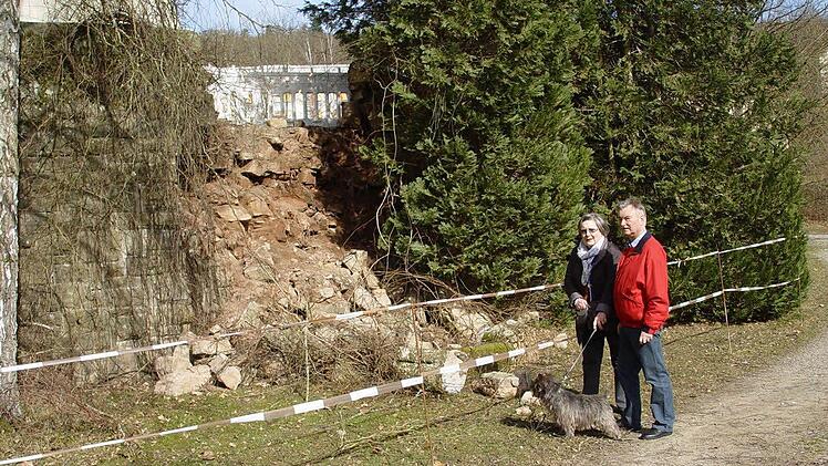 Ursula und Willi Schneider gehen entlang der eingefallenen Mauer an der Marienkirche spazieren.  Foto: Brigitta Kempe-Wolf