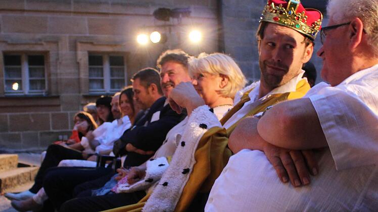 Publkumsbeteiligung: Der König (das ist der 2. von rechts - nicht der 4.) geruht, sich kurz unters Volk zu begeben. Foto: Klaus Klaschka