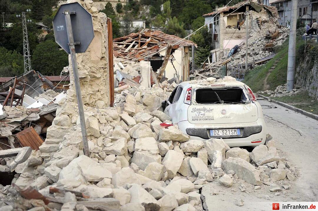 Schweres Erdbeben erschüttert Zentralitalien
